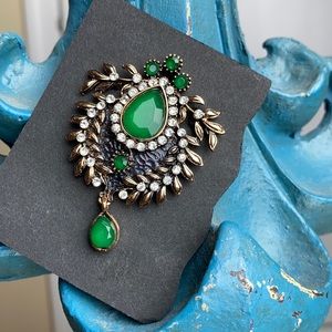 Gold, emerald, cubic zirconia and metal brooch